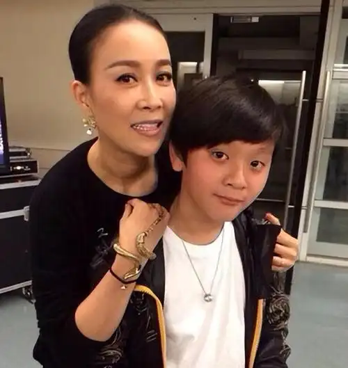 那英和她丈夫孟桐发现,他们的儿子高兴在笔记本上写了十几遍以上同