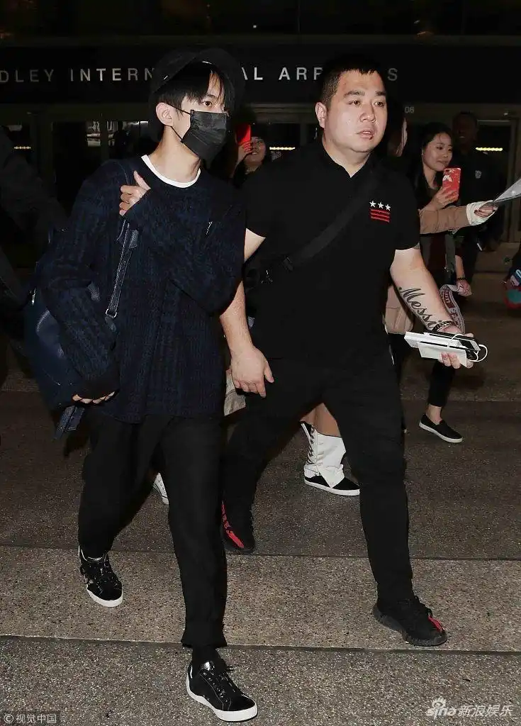 组图:易烊千玺飞抵洛杉矶获保镖护驾 吸引大批粉丝接机_高清图集_新浪