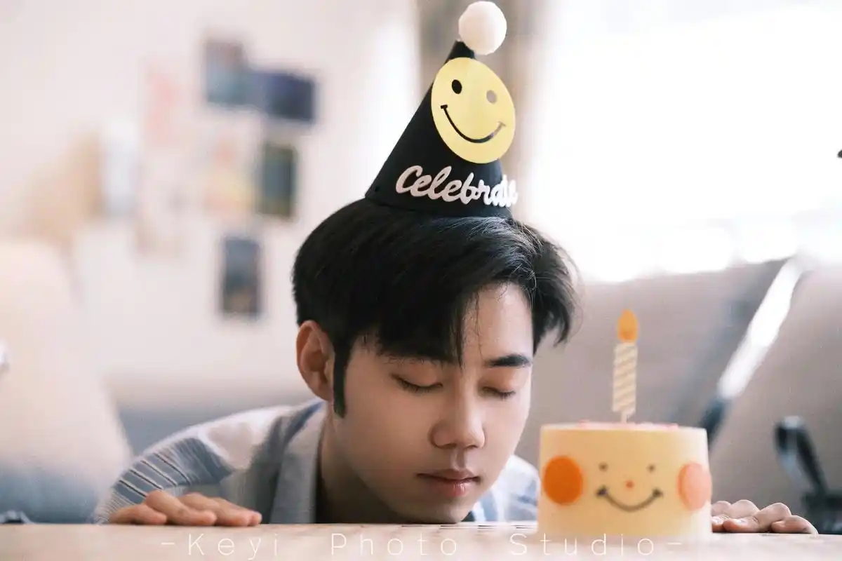 18岁生日快乐咯98 #男生写真 #生日写真 #校园风 #客 - 抖音