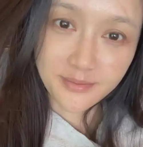 8月13日,陈乔恩素颜引发热议!|化妆|素颜照_网易订阅