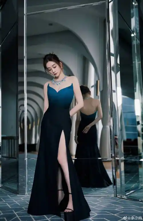 李小冉身穿深蓝色深v长裙出席活动,大秀自己的香肩和事业线-爱读书