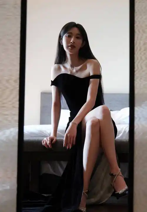 明星写真:张俪一字肩高开叉抹胸长裙,美腿玉足彰显成熟女人魅力_身材