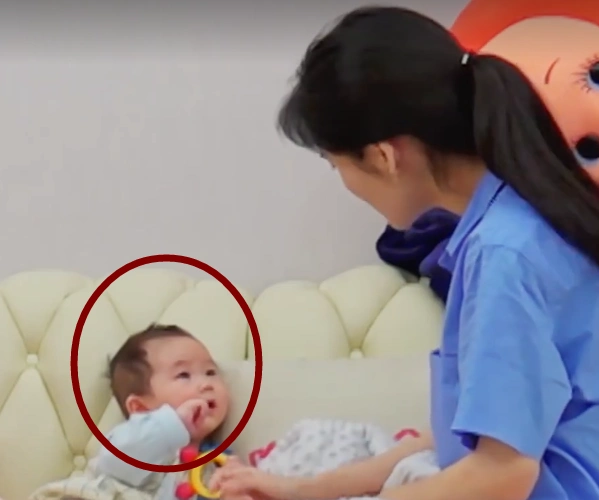 华晨宇女儿刚出生照片被翻出,笑起来和爸爸一模一样,粉丝被萌化