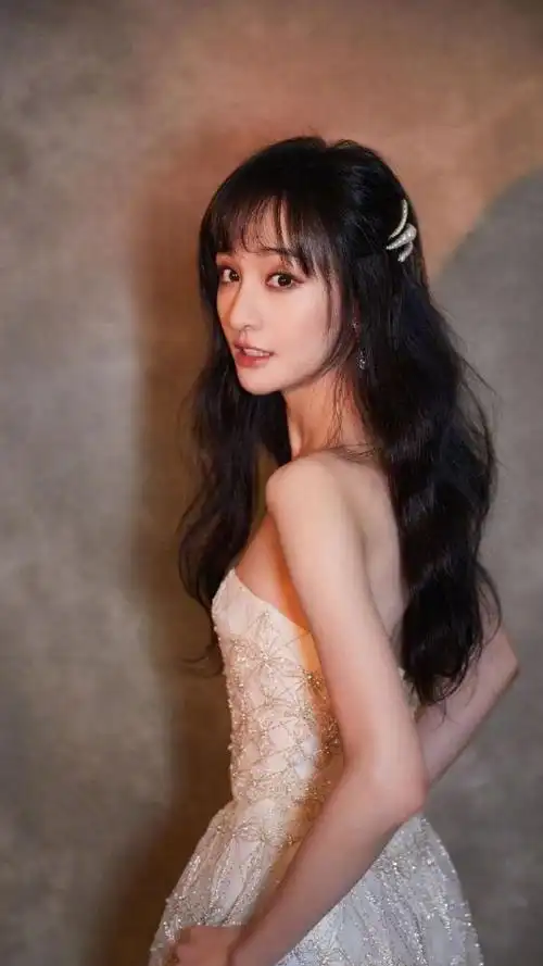 清秀气质女神郑爽优雅白色镂空裙写真