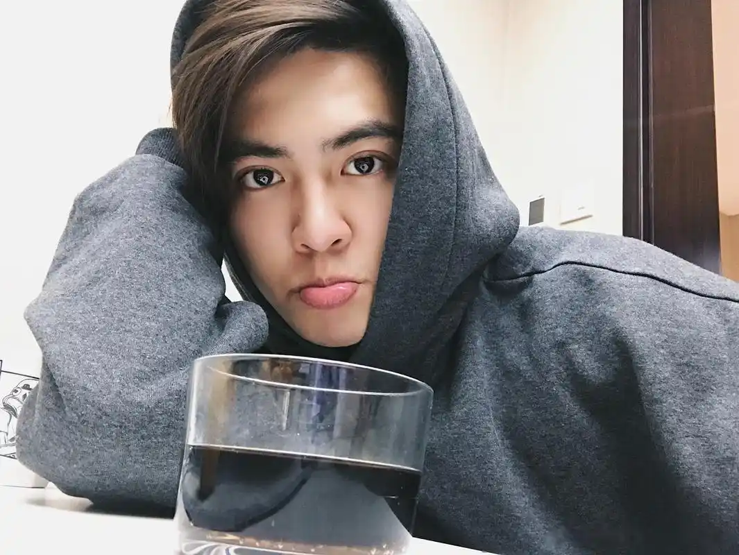 今天只能喝了这一小杯可乐 两口没了,求安慰黄新皓