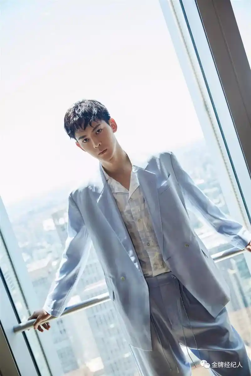 但唐晓天的演员之路最初却不那么顺遂,甚至由于模特身高及木讷的惯有