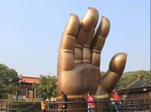 世界上最特别的4只手一双手托起了一座桥还有一只40年未放下