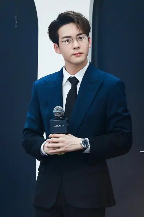 曾舜晞推眼镜##曾舜晞大少爷巡店