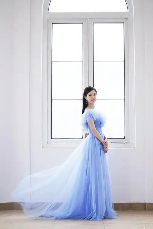 陈都灵出席横店影视节 淡蓝露肩纱裙清新甜美笑意盈盈