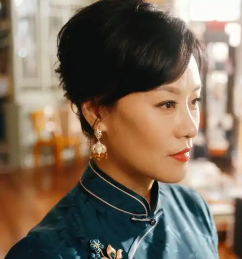 蓝盈莹邬君梅演婆媳,紧身旗袍造型秀s曲线,网友:她俩像亲母女_腾讯