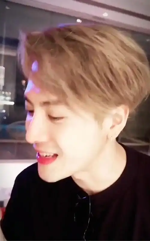 天哪,王嘉尔笑起来好甜啊,看到他笑简直太治愈了,又欲又可爱又贵气,真