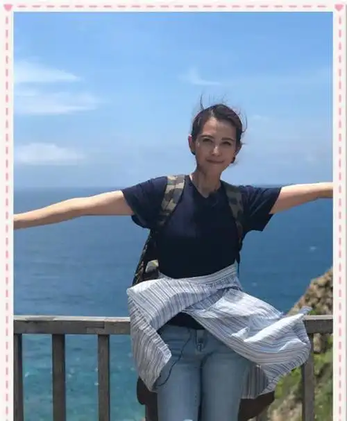 简单的黑色t恤搭配上蓝色牛仔裤可以说是很日常的穿搭,让蔡少芬都显得