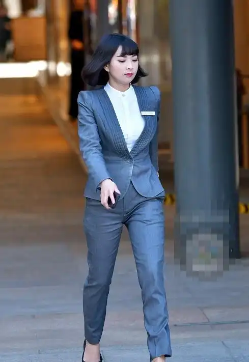 街拍:图二身材微胖穿西装,美女步伐自信,满满的职业女性气息!