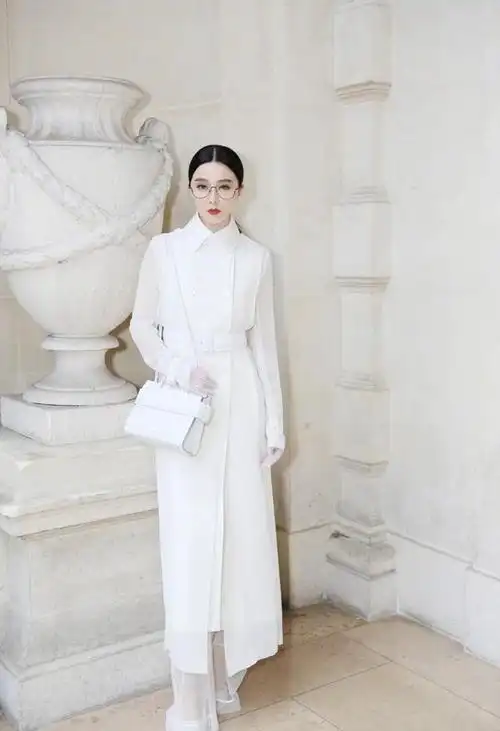 范冰冰再次现身作妖皮靴蹬条黑丝袜秀筷子腿真就硬秀