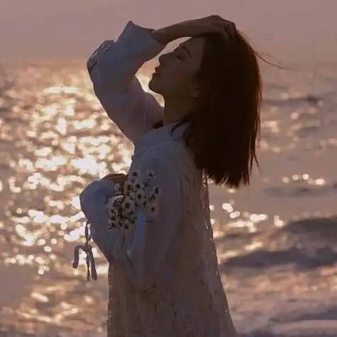 超甜美的海边背影女生头像