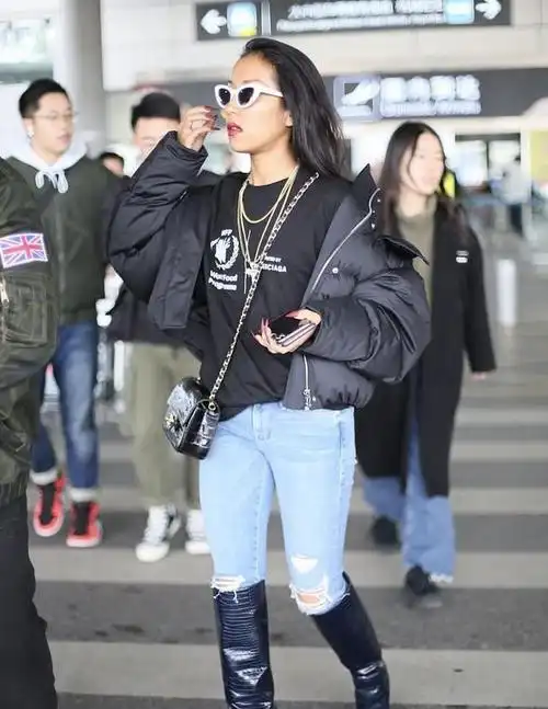 吉克隽逸羽绒服配破洞牛仔裤走机场个性又张扬墨镜实力抢镜