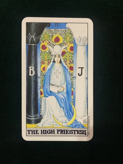 d女祭司 正位从这张牌可以看出ta现在正在思念你,但却不敢靠近,ta在