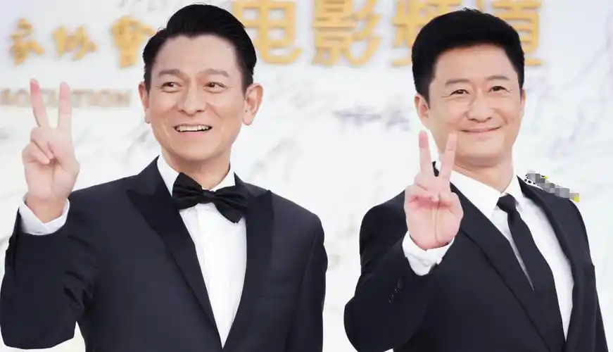 吴京金鸡奖引发争议手机不用批被批不敬于是拿起刘德华的笔