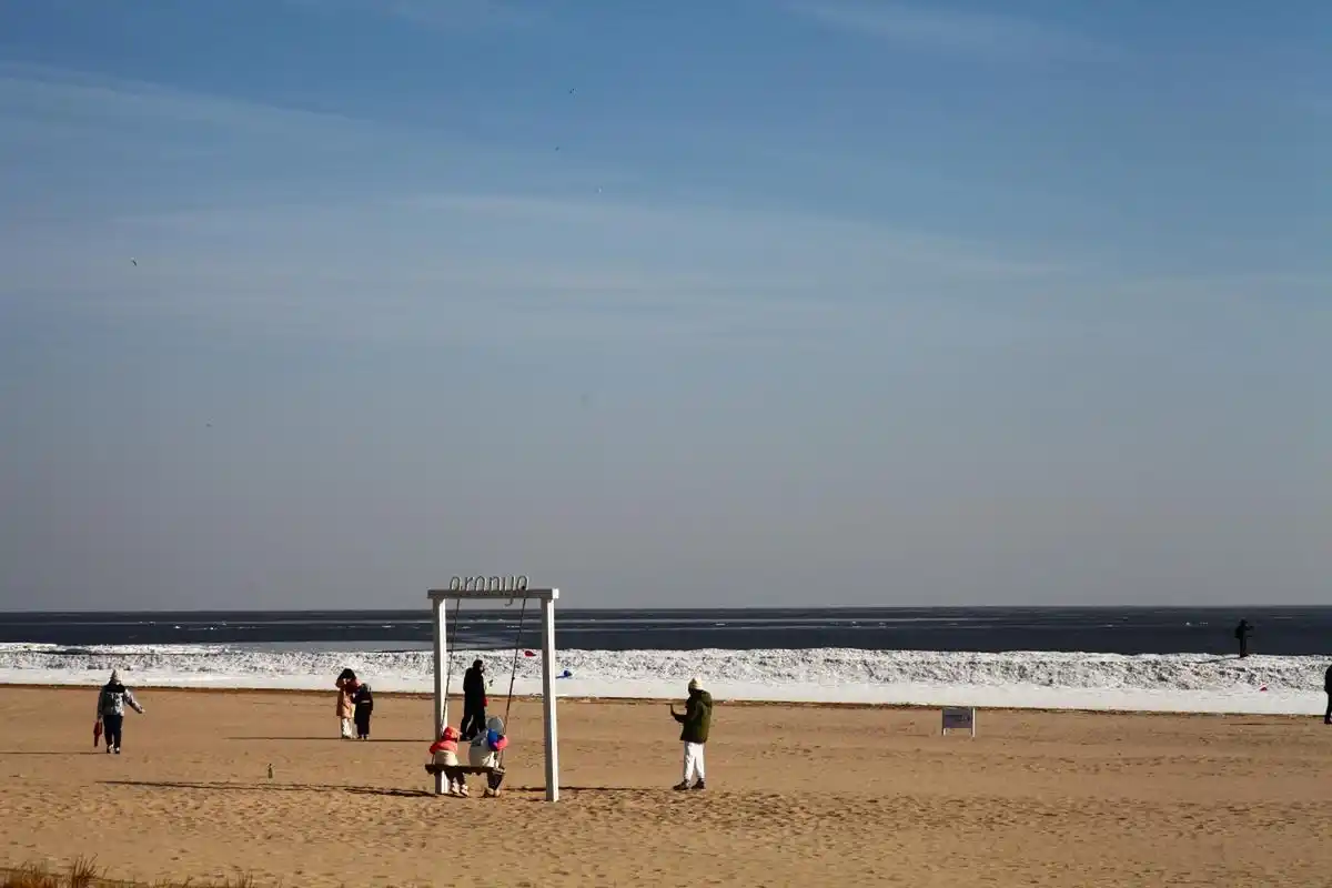 位于天津的东疆湾沙滩景区,拥有较大的人造沙滩,海域,滨海路和绿化