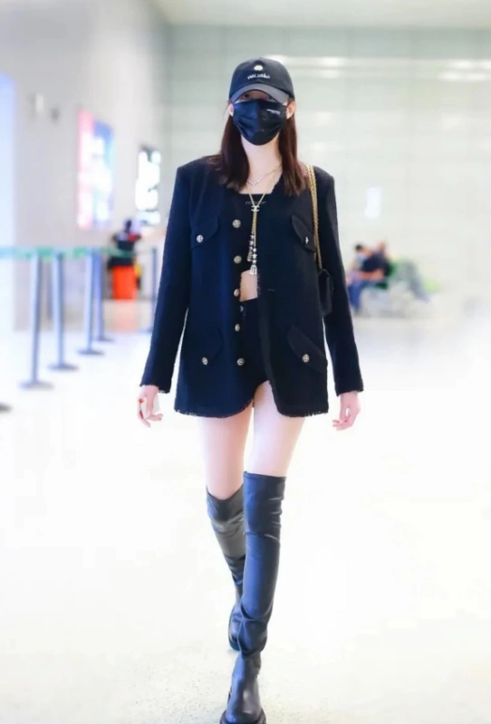 关晓彤恋爱后变化大将毒汁靴穿出褶皱感秀出直线腿太迷人