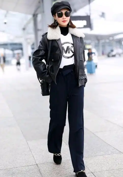 蓝盈莹的穿搭很有技巧毛领黑色皮衣搭配黑色高腰裤时尚又帅气