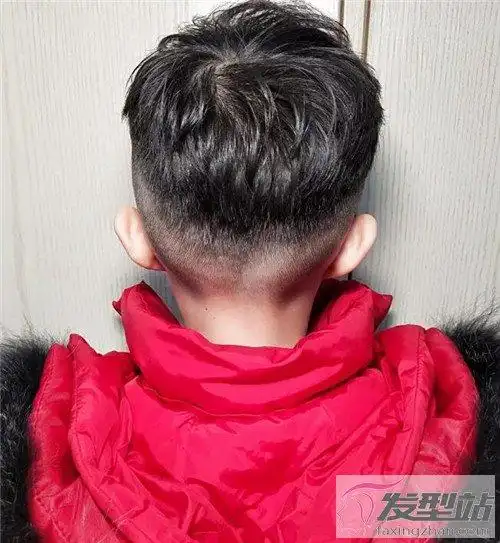 小男孩2021年发型新款  两边铲后脑剃萌值爆表
