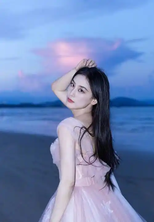 黄圣依晒海边照优雅明媚 一袭粉色纱裙清纯可人_照片_魅力_个人