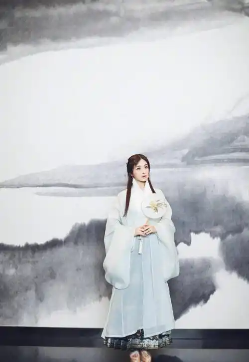 张含韵一改甜美范儿,薄荷绿古装纱裙,清冷唯美如小龙女穿越_短裙_气质