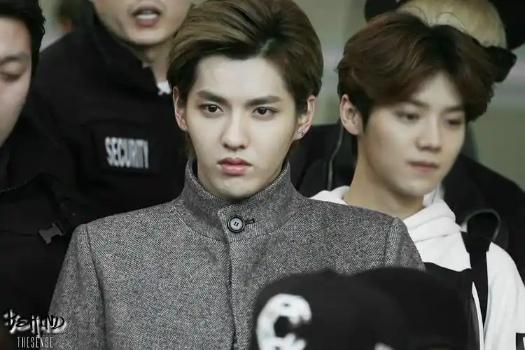 140302 #吴亦凡# #kris# 香港机场&仁川关内 哥哥温柔的眼神[可怜]