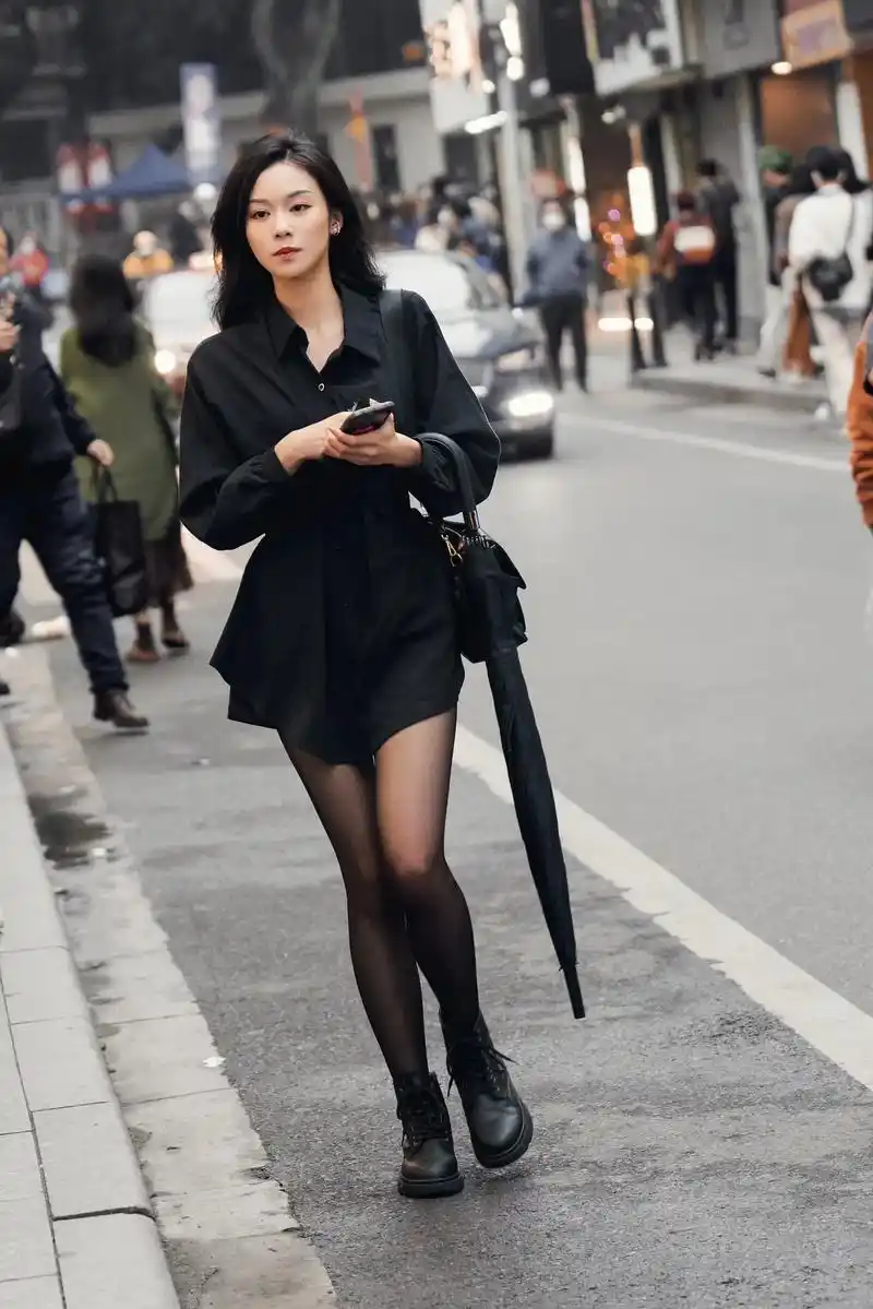 广州街拍.#街拍穿搭 #每一帧都是热爱 #穿出自己的风格 # - 抖音