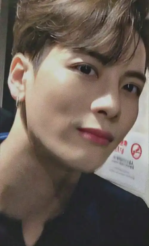 王嘉尔的怼脸拍从五官到皮肤没有一点瑕疵