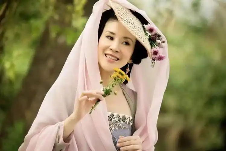 吴君如为什么恋爱20年不结婚?比一纸婚约更可靠的,原来是这四字箴言