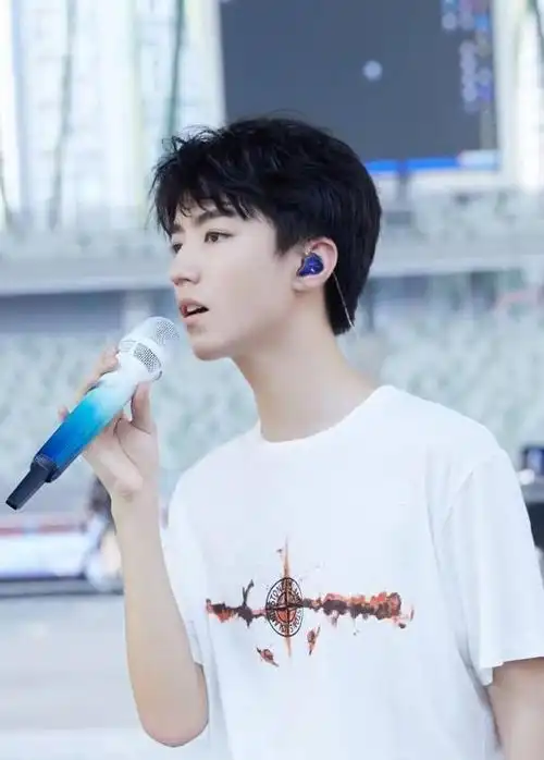 这种精神小伙的牛仔裤王俊凯搭白t恤阳光帅气还是看脸啊