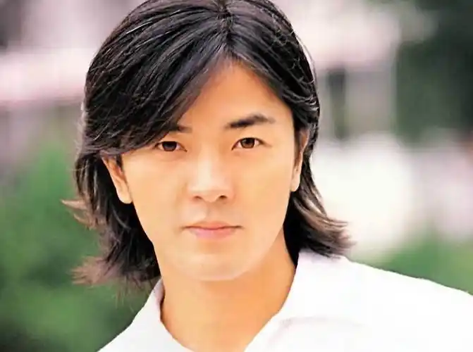 有种"整容"叫郑伊健剃寸头,和长发样子判若两人,颜值撑起一切