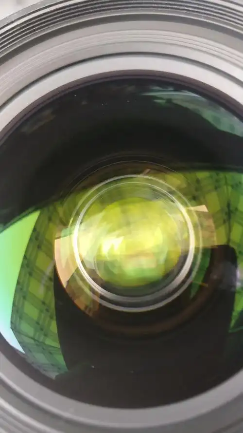 适马18-35内部第一片镜片边缘气泡