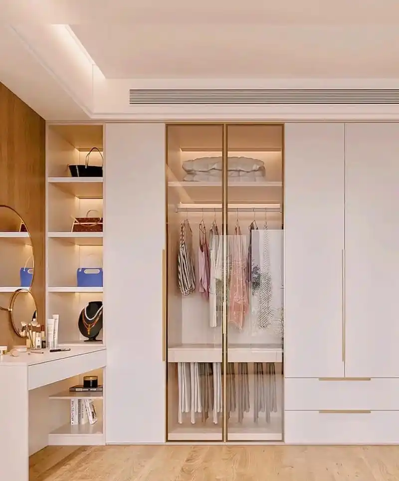 主卧带玻璃门衣柜效果图