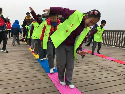 下午,我们挑战了指压板项目,脚被扎的钻心疼,不过我们还是克服了困难