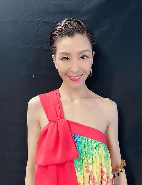 52岁伍咏薇自曝在内地拍戏受很多苦还被剧组要求赔偿一度暴瘦