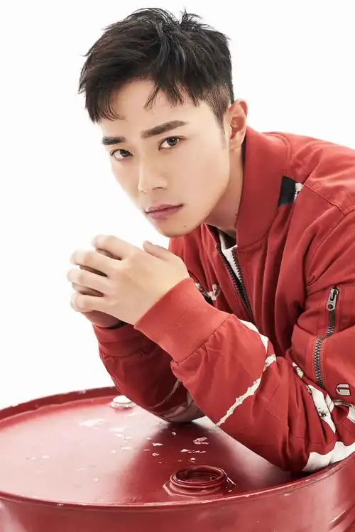 曹骏曝酷帅时尚写真 自由不羁洋溢青春活力