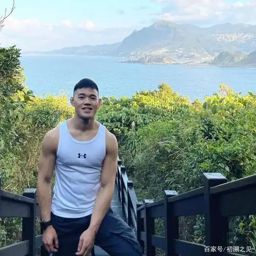 壮实阳光的肌肉男,与同样一身精肉的伙伴同框,满屏都是荷尔蒙