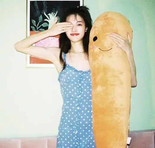 原创钟楚曦也太会穿了波点吊带裙秀出花瓶身材窈窕曲线真迷人