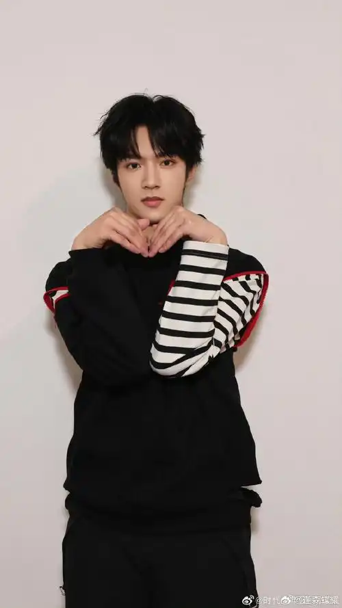 刘耀文 超绝少年气# lyw#刘耀文 天才主舞#   "你像是我迷茫的青粗行