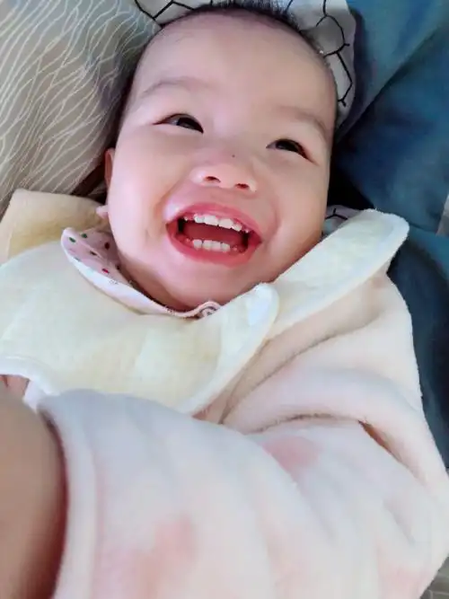 四颗萌萌哒小虎牙