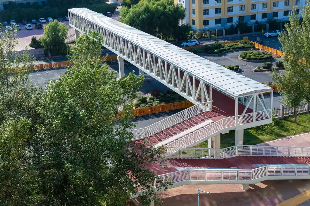 冰城跨度最长人行天桥来了在这↘