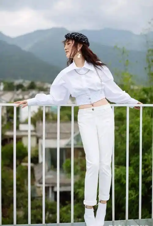 49岁杨钰莹身材好有料!