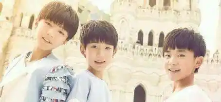 王俊凯的荧幕初恋自然是发生在近期播出的《天坑鹰猎》中了,他作为第