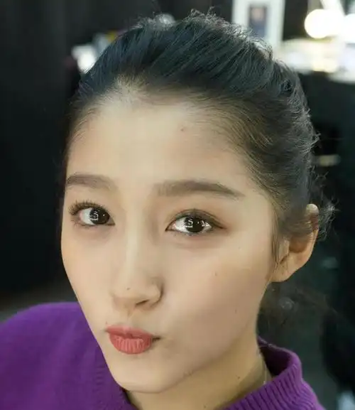 国民闺女关晓彤,素颜实拍!