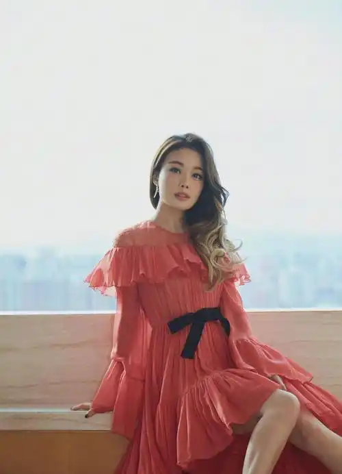 原创40岁的容祖儿气质全开穿雪纺面料连衣裙优雅又减龄高级洋气