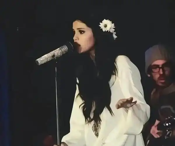 美国甜心赛琳娜165cm黄金臀腿比瘦的时候尝试过很多种风格