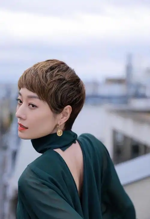 马伊琍高调拍秋冬时尚大片,时尚短发造型,比离婚前美得更有气质